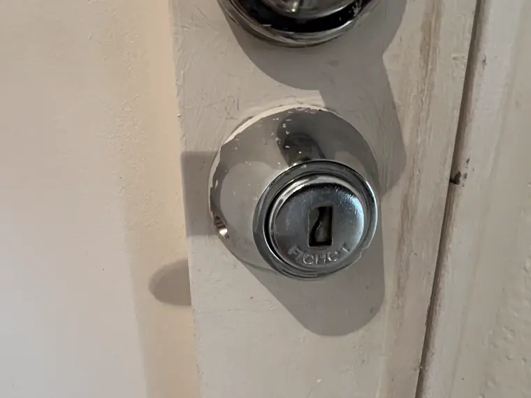 Cylindre Fichet entouré d'une plaque de protection