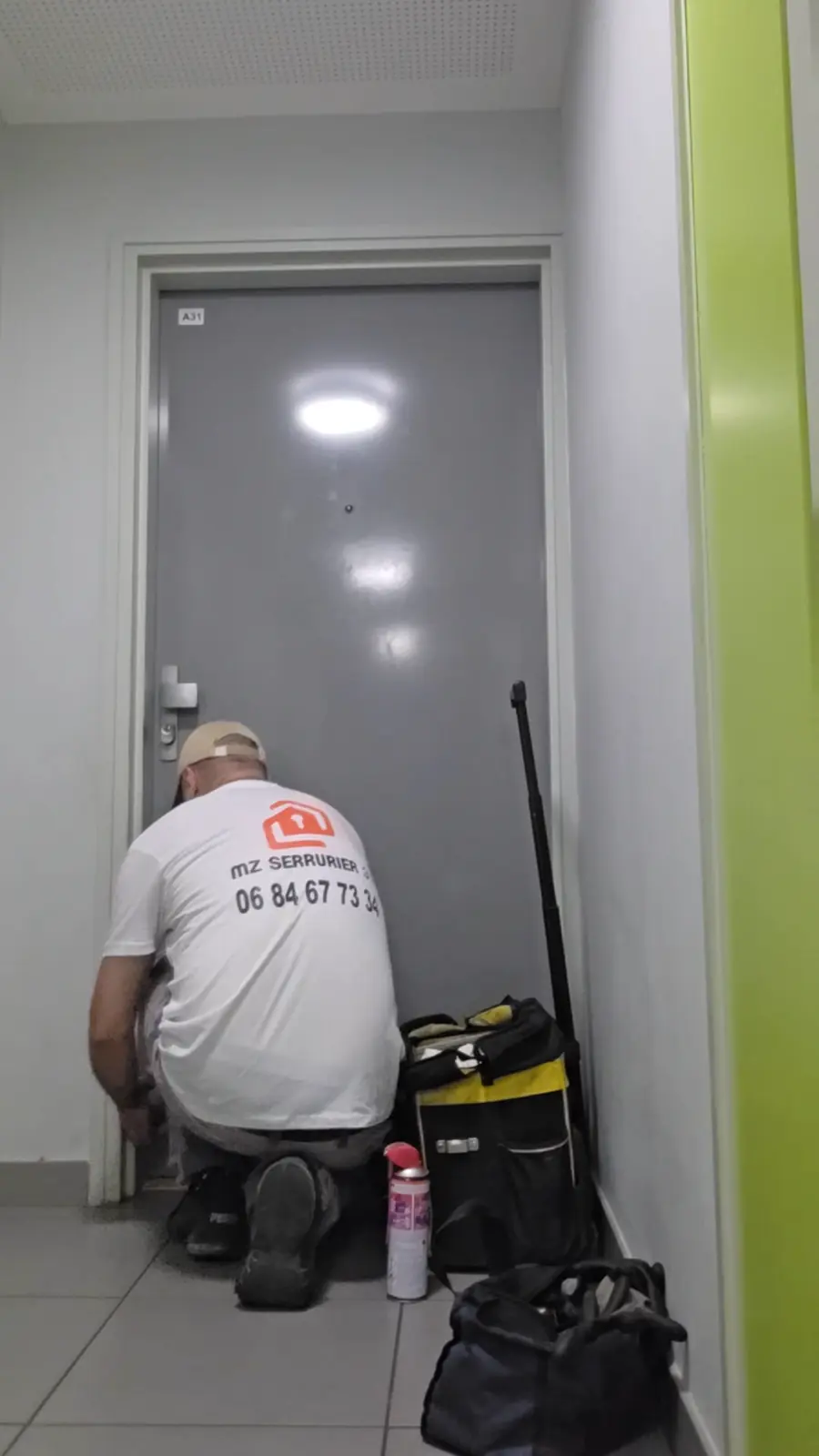 Serrurier MZ Serrurier 31 en intervention devant une porte d'appartement