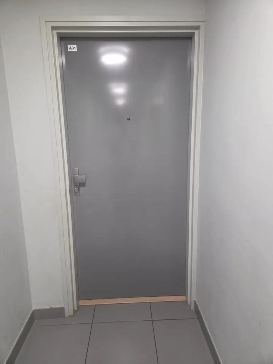 Porte blindée grise d'appartement